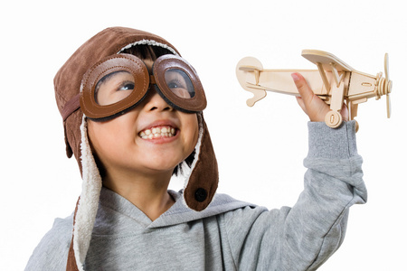 亚洲中国小女孩玩玩具飞机