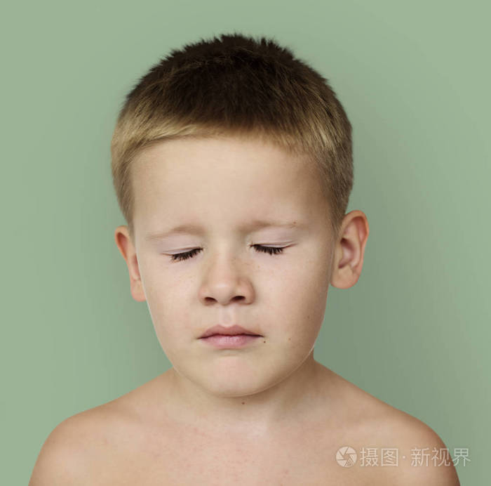 光着膀子的白人小男孩