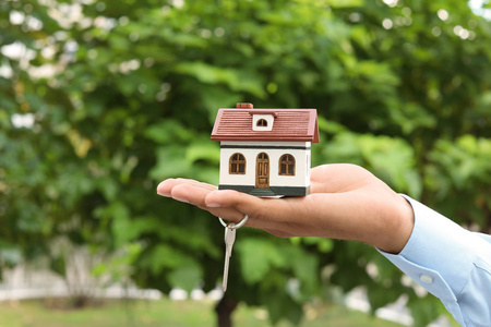 房地产经纪人控股房屋模型及模糊背景的关键