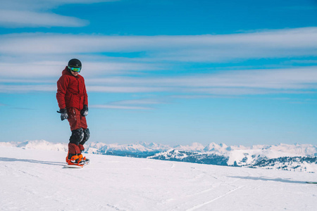Saalbach, 奥地利。2018年3月20日。年轻人滑雪在奥地利阿尔卑斯, 做不同的把戏