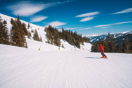 年轻人滑雪在奥地利阿尔卑斯, 做不同的把戏
