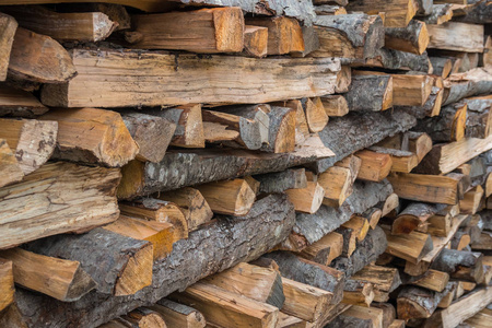准备的柴火过冬。木柴背景，成堆的木柴在森林里。柴堆