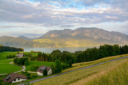 查看 Attersee 湖与绿色牧场草甸和阿尔卑斯山范围在附近 Nussdorf 萨尔茨堡, 奥地利