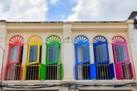 独特的建筑，在色彩缤纷的房子在普吉岛陡峭的街道上