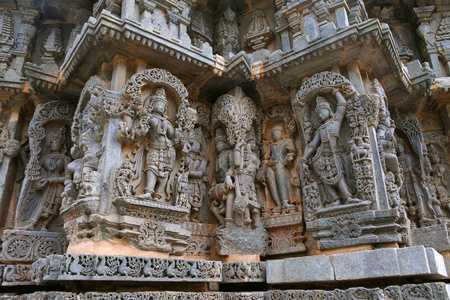 华丽的墙板浮雕描绘从左女神, 神, 圣人, 和奎师那作为 Govardhan Giridhari, Kedareshwara 寺