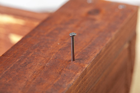 木桌上的铁钉