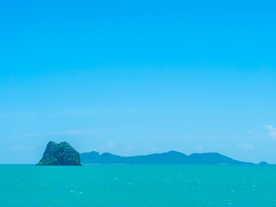 美丽的热带海洋与白云在蓝天背景为旅行和假期