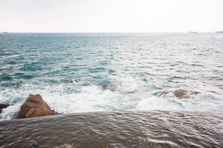 海浪在海岸岩石上猛撞