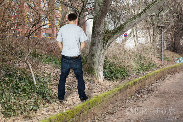 男人小便外