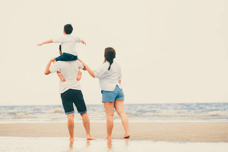 快乐的父亲家庭, 母亲和儿子夏天去热带沙滩度假