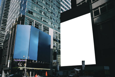 广告或商业信息灯箱在市中心现代建筑外部的宣传模拟区域城市商业区摩天大楼门面上的空白广告牌
