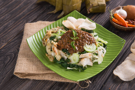 蔬菜配花生酱。lotek gado gado