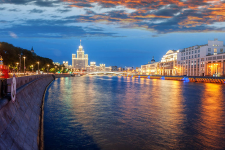 城市夜背景, 莫斯科, 俄国的首都。堤在市中心, 河的看法和城市的历史中心