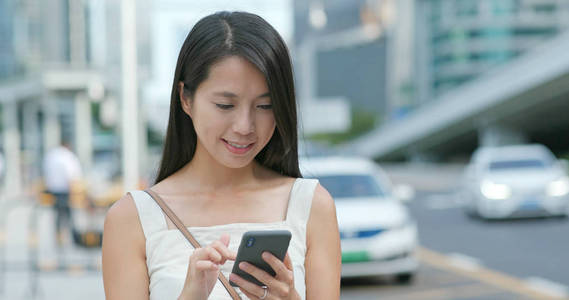 亚洲妇女使用手机在城市中的应用