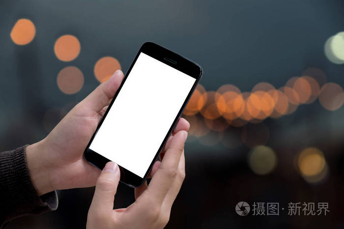 男性手持智能手机在办公室.用于图形显示蒙太奇的空白