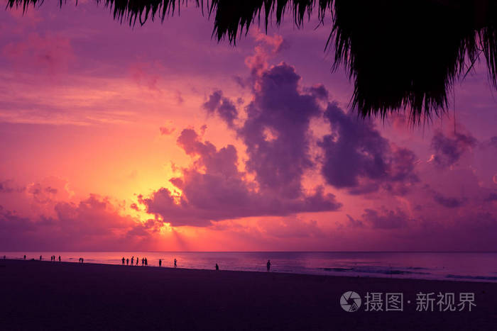 自然在黄昏时期, 日出或日落在海.海景色从热带海滩与