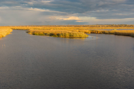 秋季季节与乌克兰小河流康佳的景观