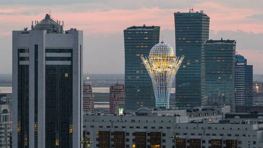高的夜天际看法在市中心和中央商业区与参议院和 baiterek Timelapse 在照明打开之前, 哈萨克斯坦, 阿斯塔纳, 