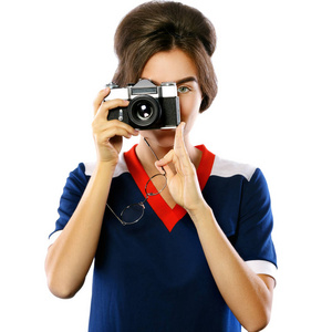 复古风格的年轻女子手持复古相机在白色背景下的手隔绝