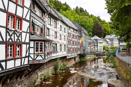 河与木框架的大厦在 Monschau, 德国