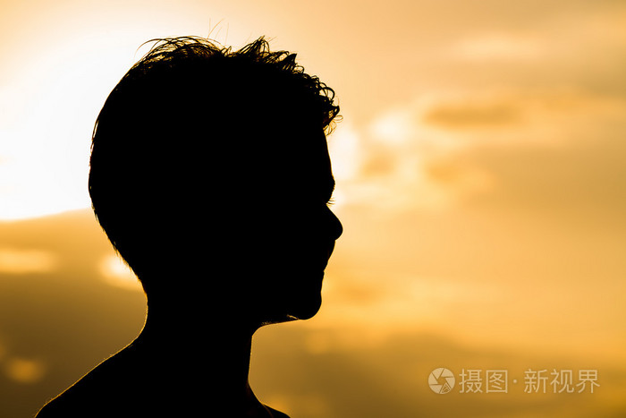 剪影快乐少年在日落