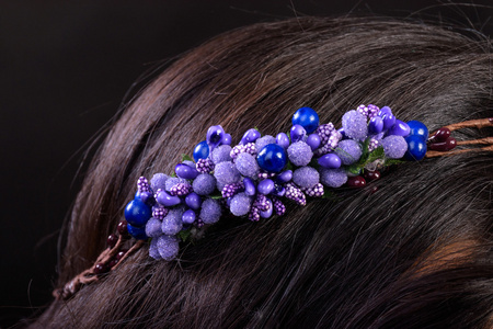 美丽的布鲁内特在一个美丽的花环。配件的头发花环