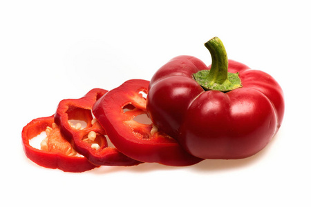 新鲜蔬菜，甜椒，削减红色辣椒上白色孤立