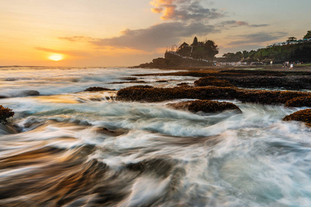 印尼巴厘岛的海景, 海神庙寺。著名的地标性旅游胜地和旅游胜地