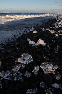 钻石海滩 jokulsarlon 冰岛. 在冰岛东南部的 jokulsarlon 海滩 钻石海滩 有黑色沙滩的冰岩石和冰山