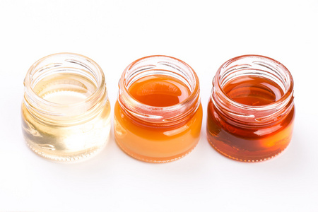 蜂蜜罐子在白色的背景下，健康的食物