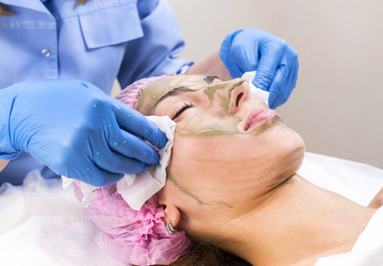 过程的按摩和面部护理美容面具图片