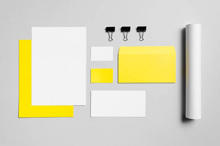 品牌文具模拟黄色和白色信笺 A4, Dl 信封, 恭维滑动 99x210mm, 名片 85x55mm, 邮寄管