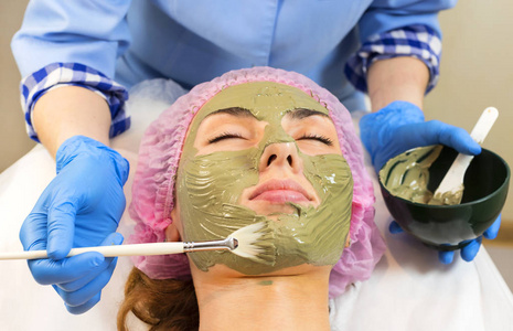过程的按摩和面部护理美容面具图片