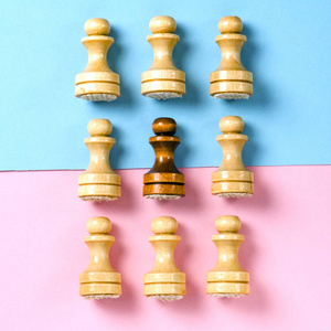象棋棋子。粉红色和蓝色背景。平躺的概念。柔和色调