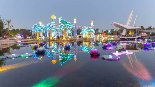 湖与花和城堡。新开的迪拜焕发花园天到夜过渡 timelapse 是一个以环境友好的建筑为特色的艺术建筑, 从可回收的产品中创造出