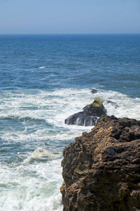 岩石和波的海浪在法罗尔德 De Nazare 海岸附近的海洋