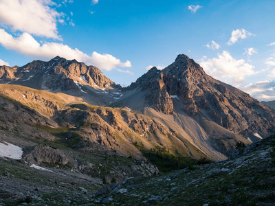 地块 des Ecrins 4101 m, 法国。绚丽的天空在日出, 雄伟的山峰和冰川, 戏剧性的风景