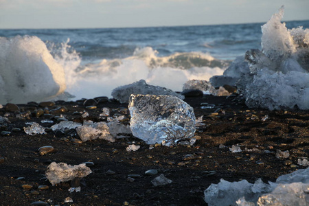 钻石海滩 jokulsarlon 冰岛. 在冰岛东南部的 jokulsarlon 海滩 钻石海滩 有黑色沙滩的冰岩石和冰山