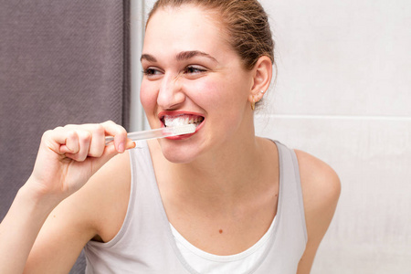 快乐医疗常规为有吸引力的女性青少年洗她的牙齿的
