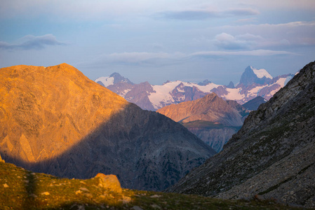 地块 des Ecrins 4101 m, 法国。绚丽的天空在日出, 雄伟的山峰和冰川, 戏剧性的风景