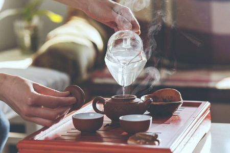 茶礼。女人倒进茶壶里的热水