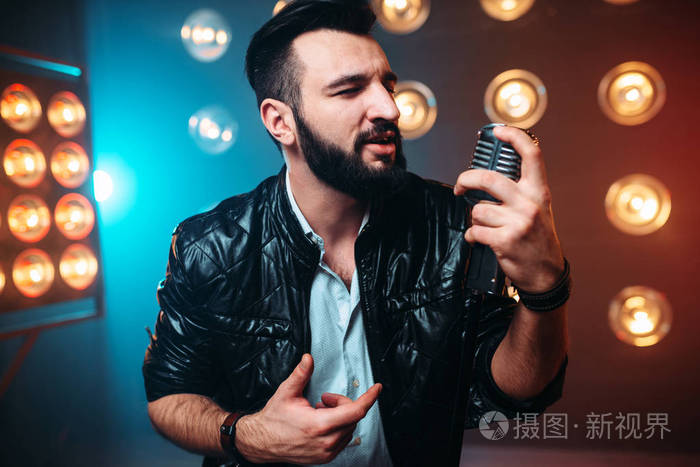 大胡子的男歌手