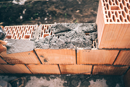 工业工人使用铲和工具, 建筑外墙砖, 砂浆和混凝土