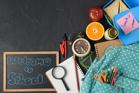 学校午餐盒和水果的孩子背包和学校用品, 回到学校的概念