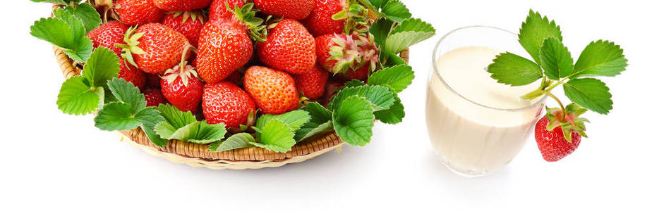 草莓在孤立的白色 b 上篮和浆果果汁