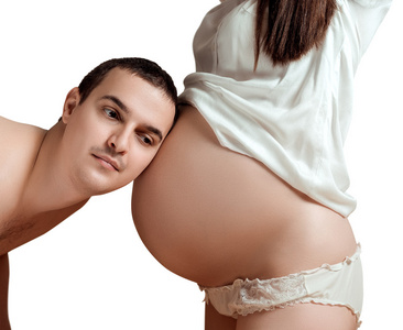 丈夫听他怀孕的妻子的肚子图片