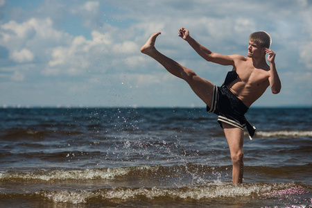 跆拳道在夏天的露天踢向大海