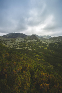 徒步旅行在 Tatra 国家公园斯洛伐克, 波兰。Landscpes 和全景与山范围图片