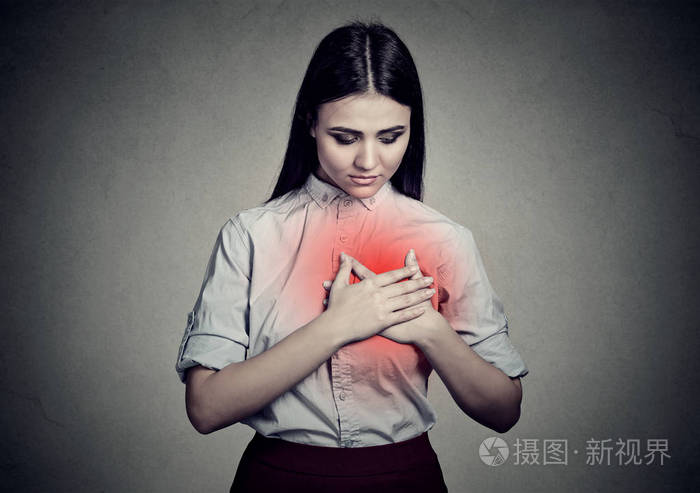 生病的妇人抱着抚摸她的胸部,用手的心痛