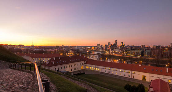 立陶宛首都维尔纽斯空中夜景全景。查看从团长格季米纳斯谢尔克斯尼斯城堡塔
